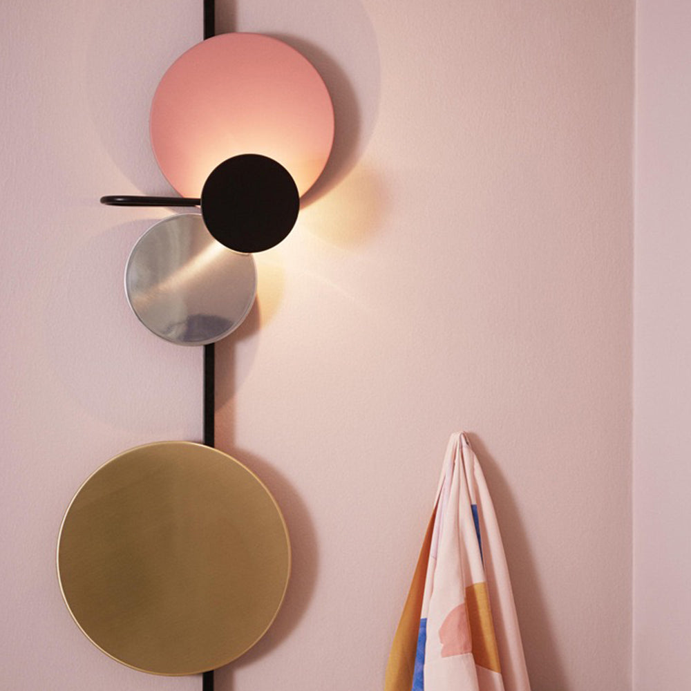 Aira modern art déco-vägglampa i cirkelformad färgglad metall