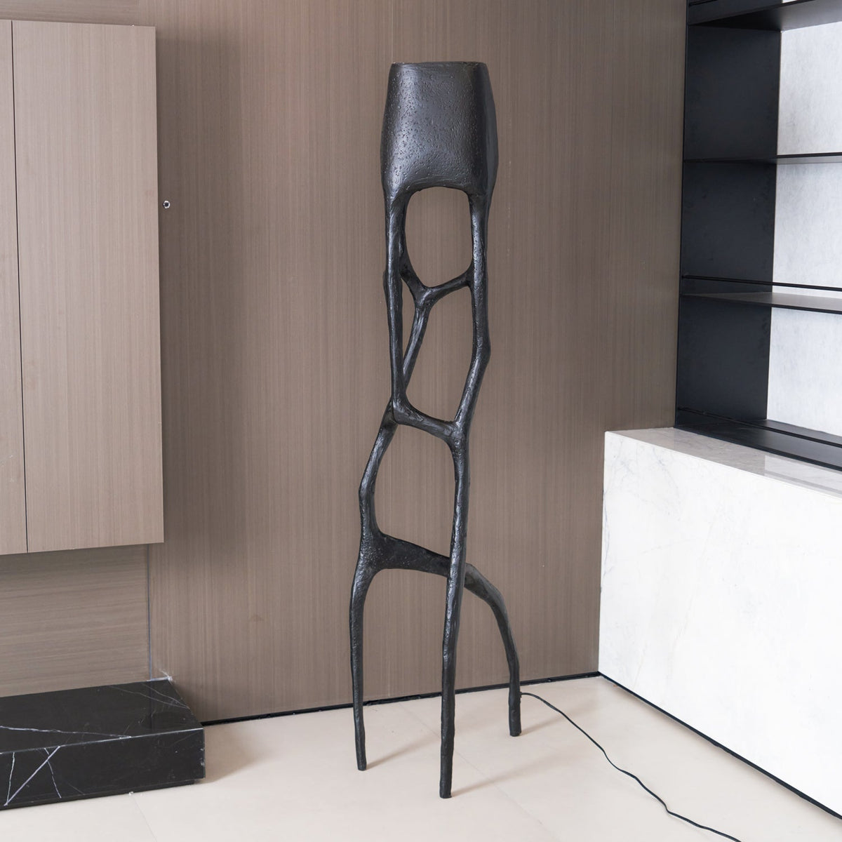 Candeeiro de pé com escultura gótica Caelith