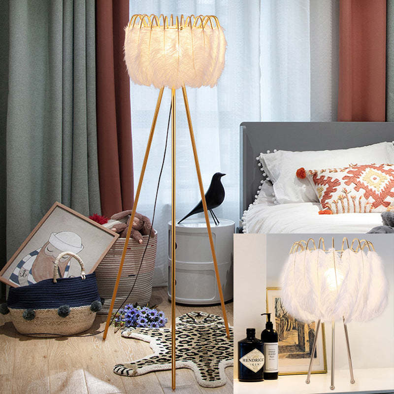 O'Moore kunstnerisk trefodet gulvlampe med fjer, hvid