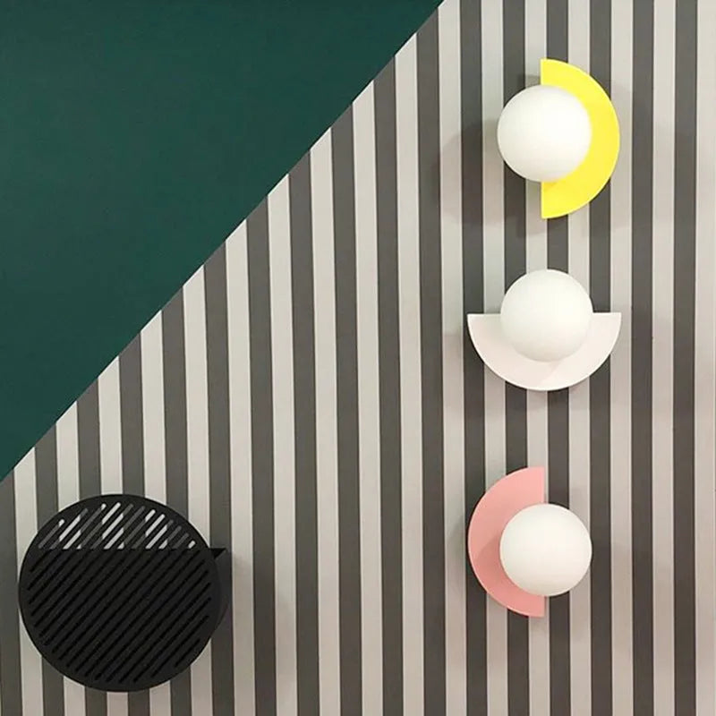 Solvire vägglampa halvcirkelformad glob