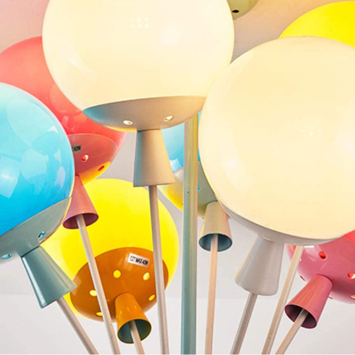 Candeeiro de teto de designer Aria em madeira para quarto infantil