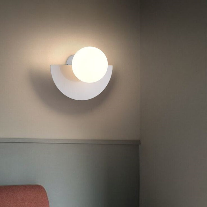 Solvire vägglampa halvcirkelformad glob