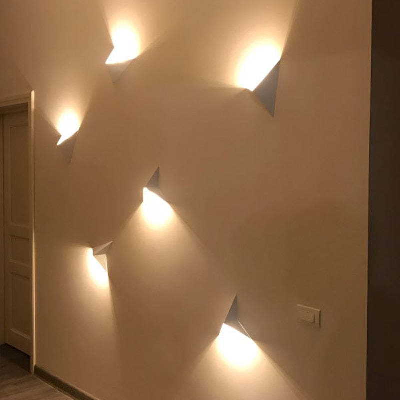 Meri modernit LED-seinävalaisimet makuuhuoneeseen, kolmionmuotoiset