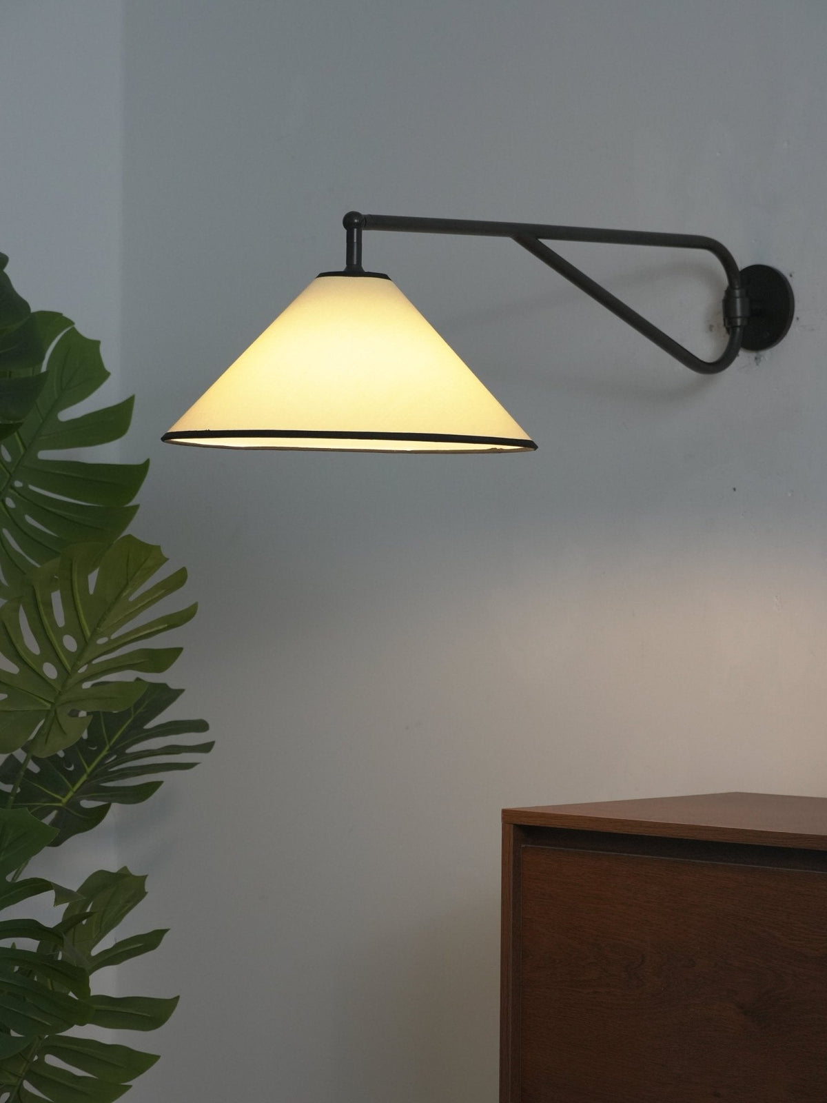 Candeeiro de parede oscilante minimalista Sven Diaphane em tecido