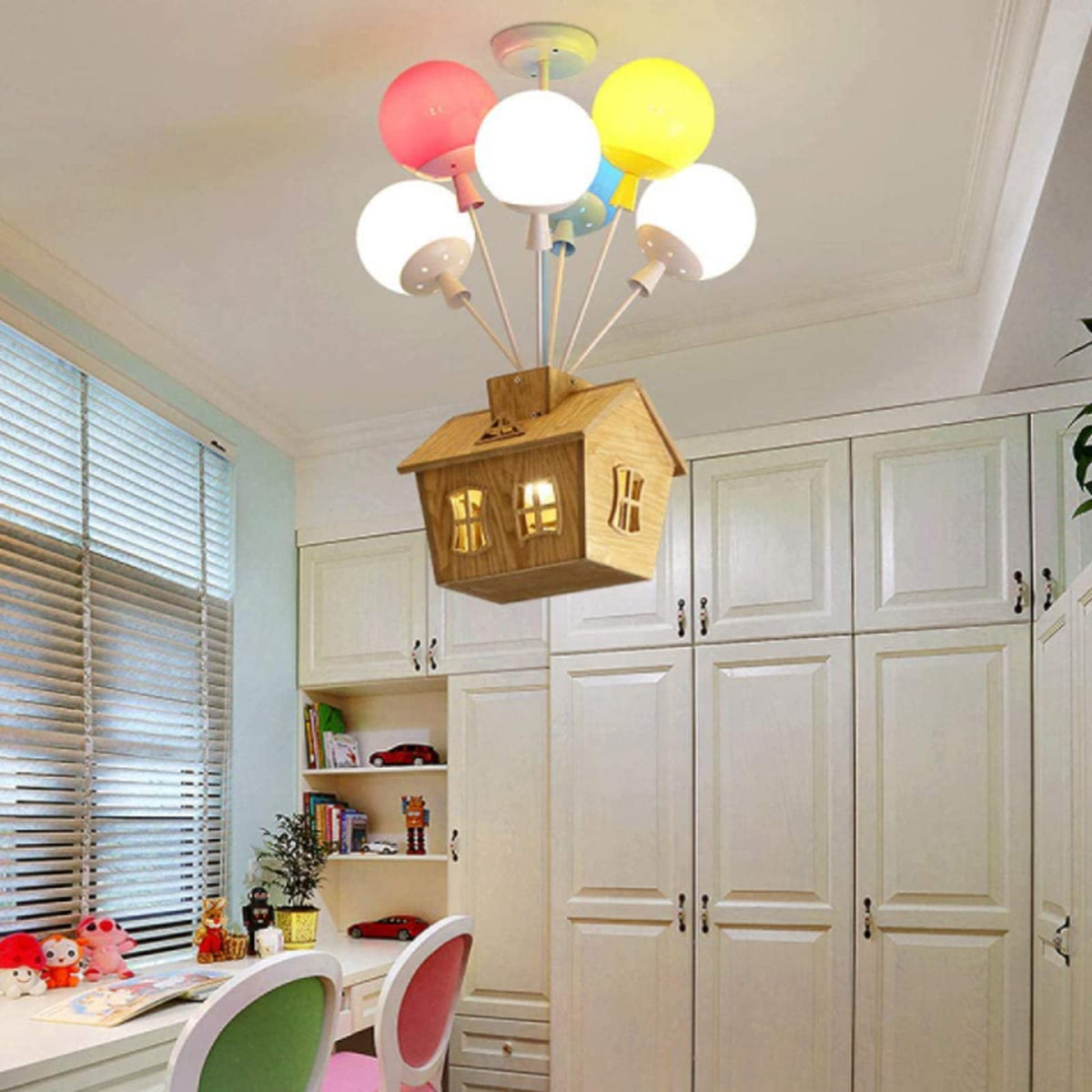 Candeeiro de teto de designer Aria em madeira para quarto infantil