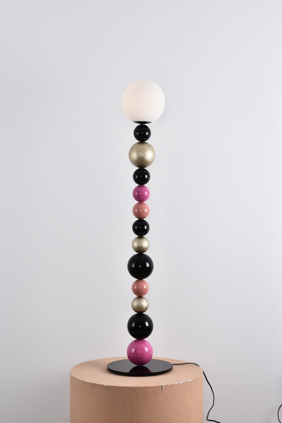 Kaleido gulvlampe med runde stablede kugler