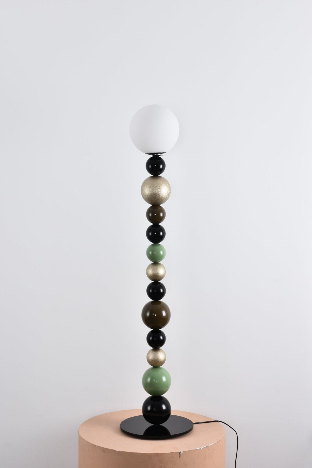 Kaleido gulvlampe med runde stablede kugler