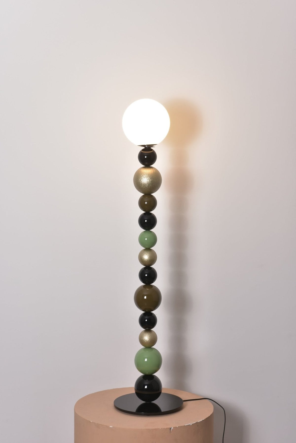 Kaleido gulvlampe med runde stablede kugler
