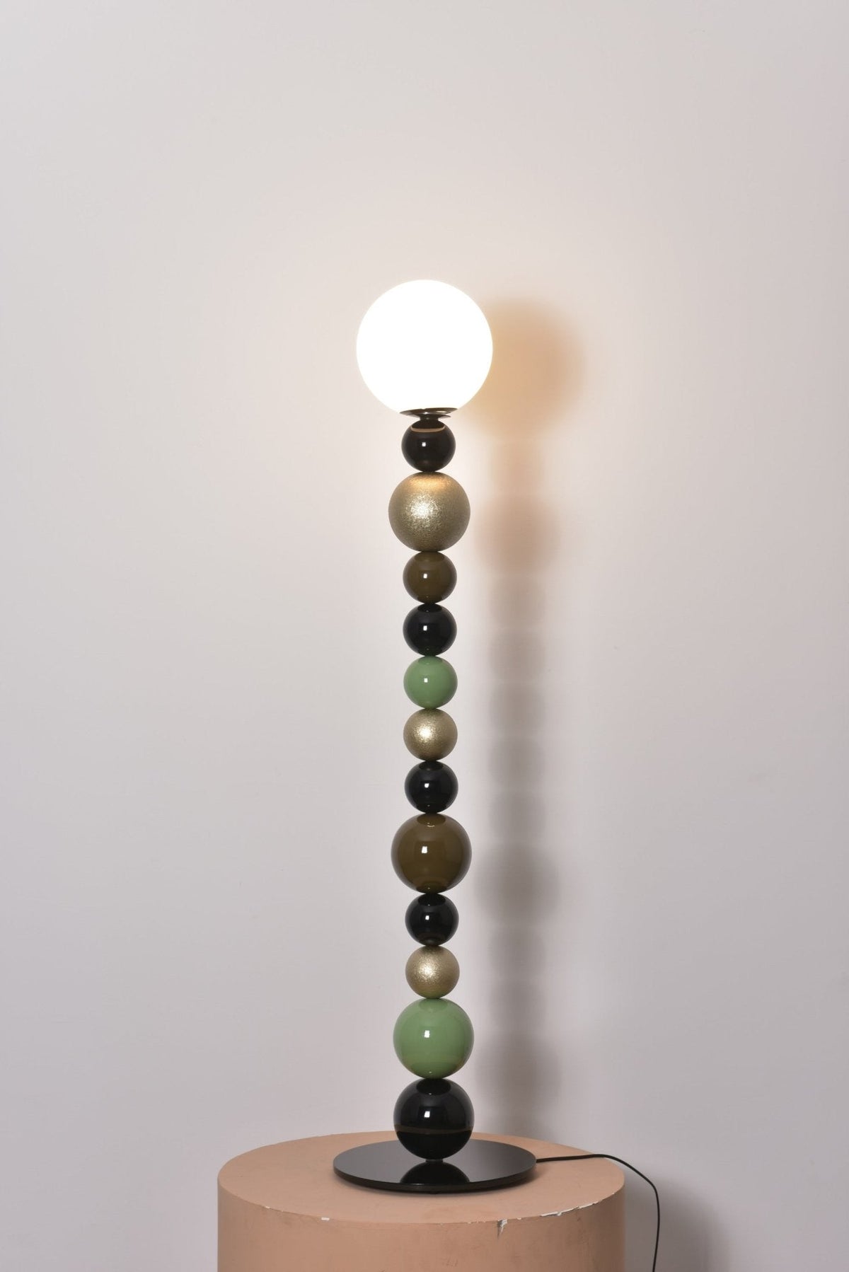 Kaleido gulvlampe med runde stablede kugler