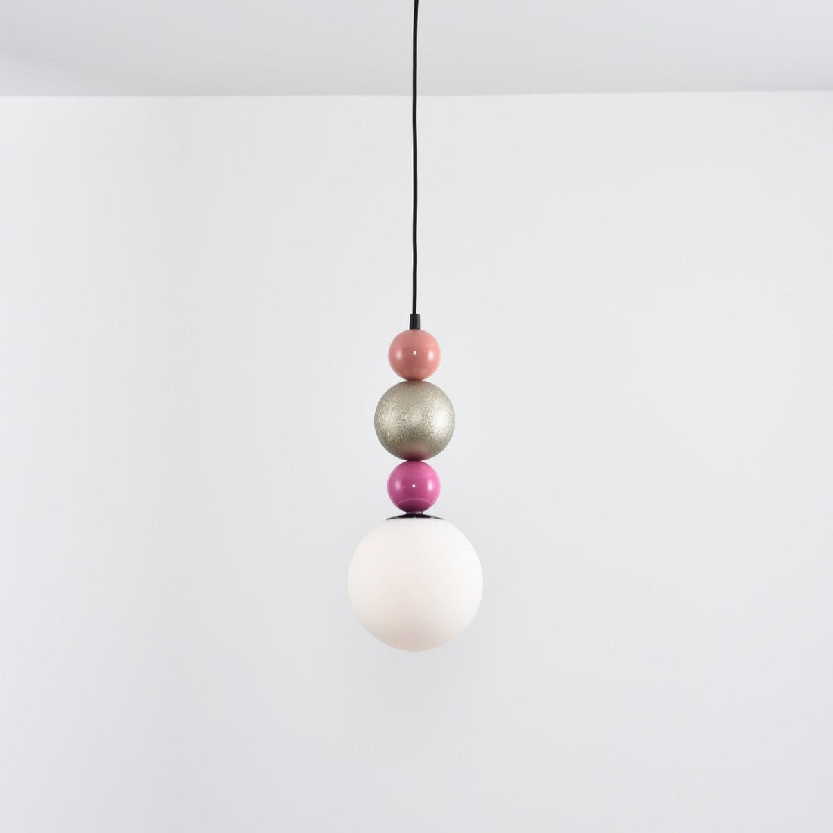 Eshaisra nordisk pendellampe i glas med runde stablede kugler og kunstnerisk design