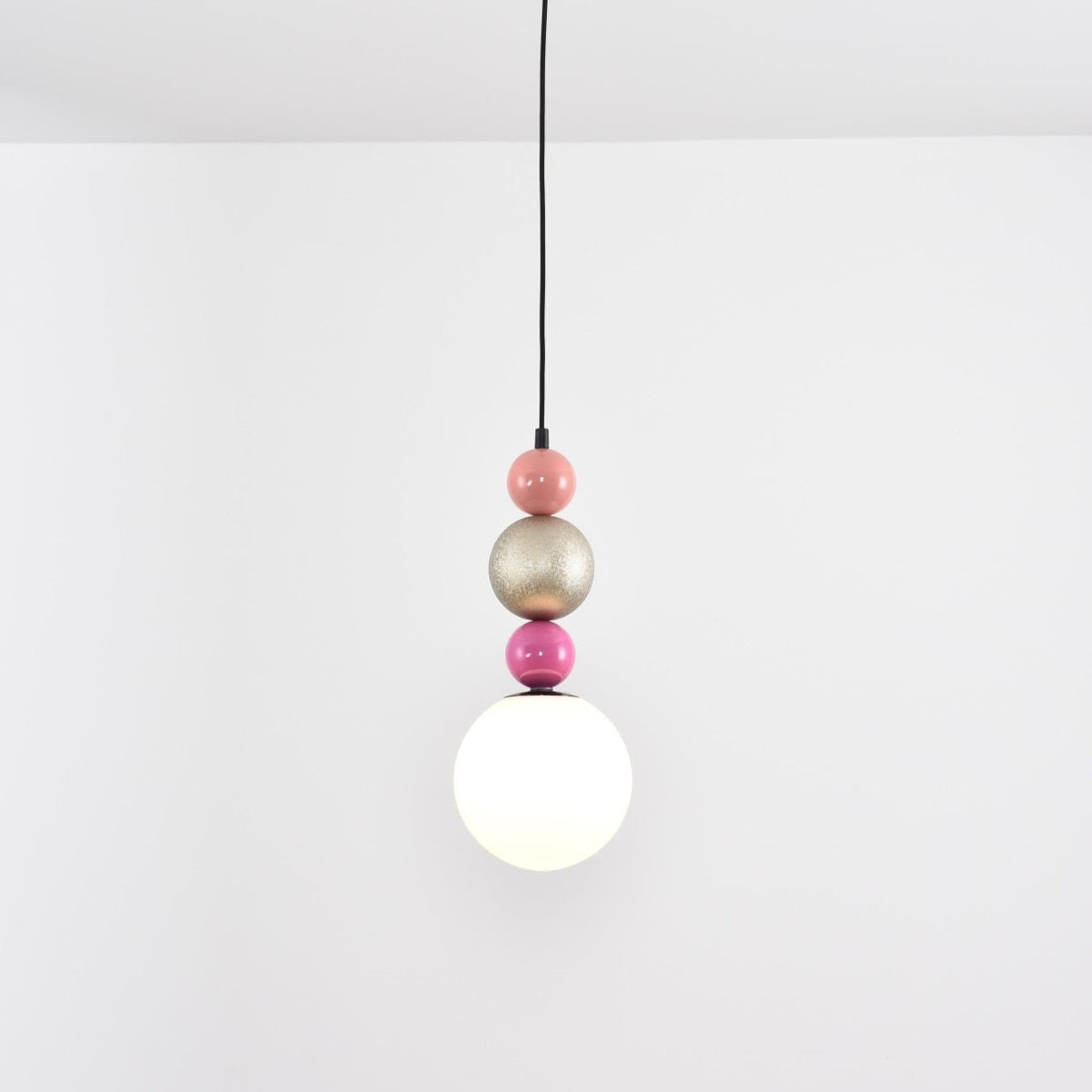 Eshaisra nordisk pendellampe i glas med runde stablede kugler og kunstnerisk design
