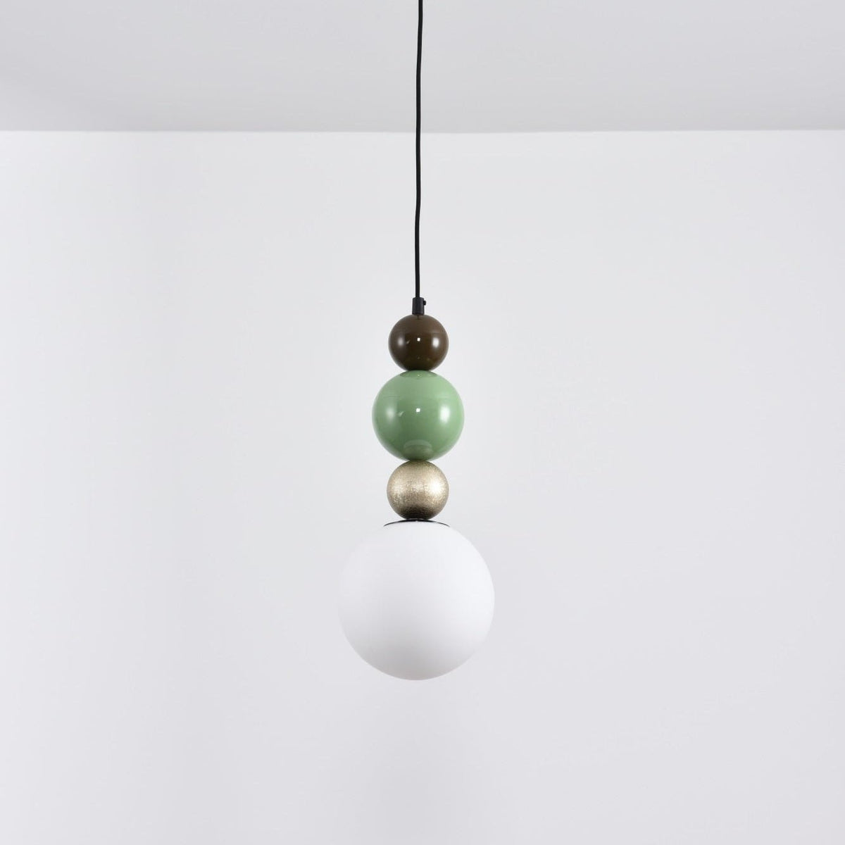 Eshaisra nordisk pendellampe i glas med runde stablede kugler og kunstnerisk design