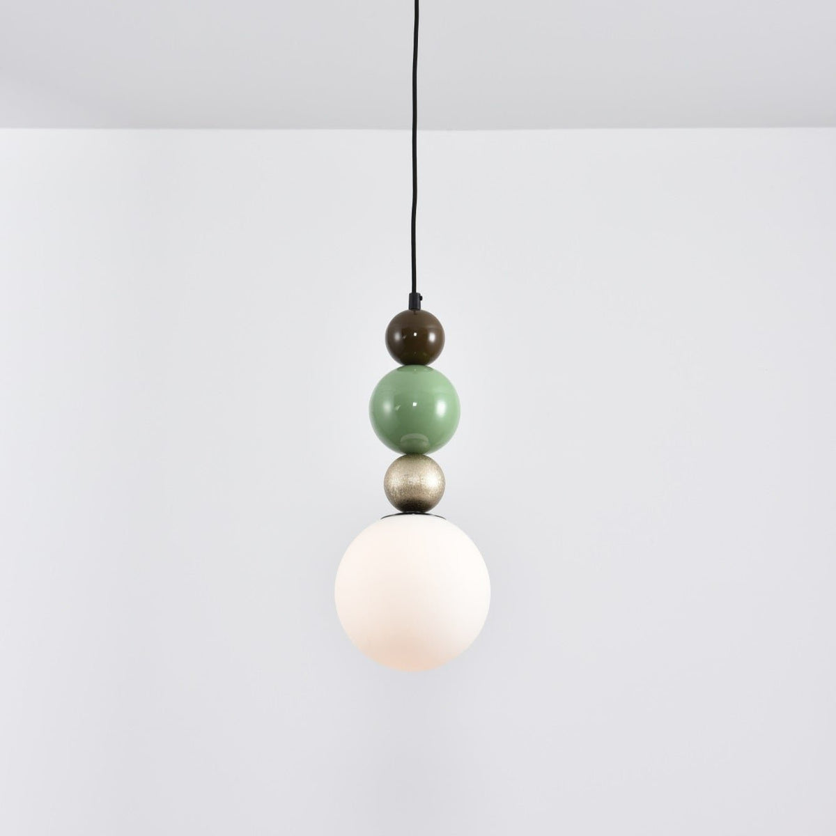 Eshaisra nordisk pendellampe i glas med runde stablede kugler og kunstnerisk design