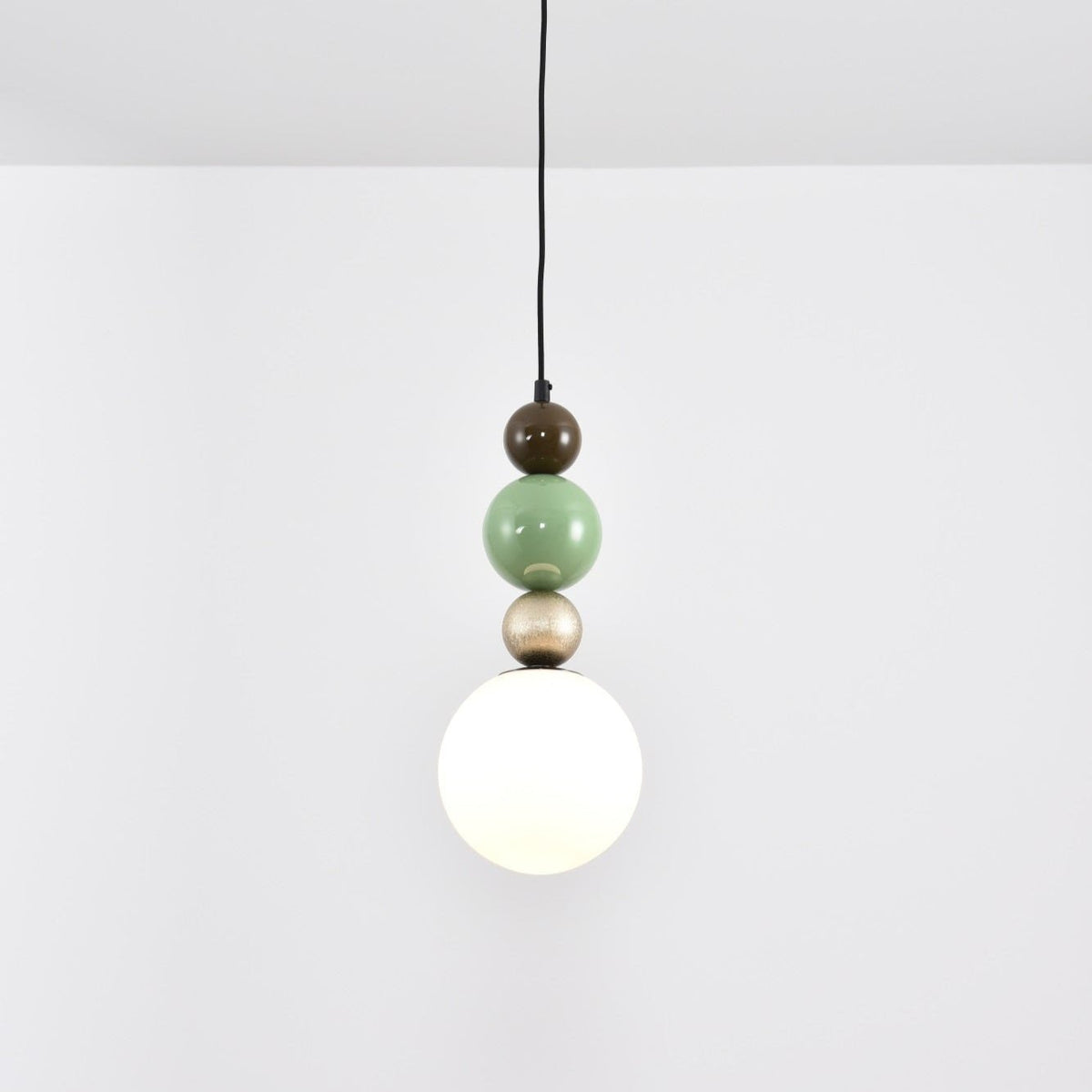 Eshaisra nordisk pendellampe i glas med runde stablede kugler og kunstnerisk design