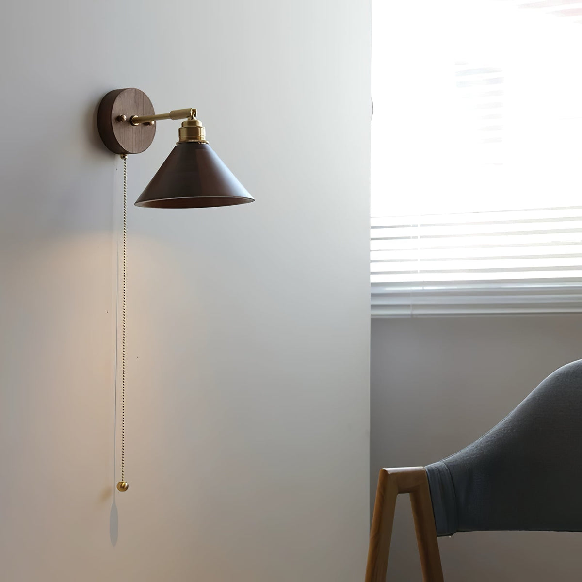 Arsole traditionell elegant vägglampa i mässing med dragströmbrytare
