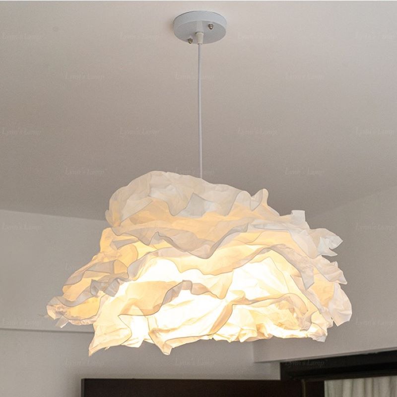 Ritta pendellampa i wabi-sabi-stil av molnformat papper
