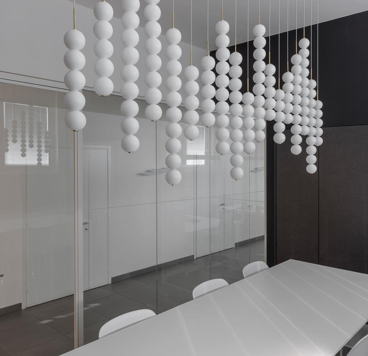 Fray kunstnerisk pendellampe i plast