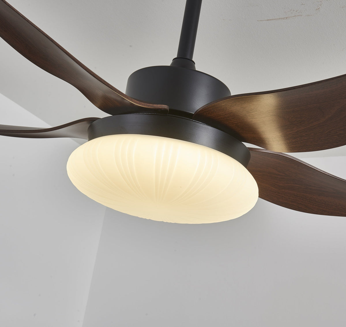 Ventoinha de teto moderna com luz em madeira Zerith