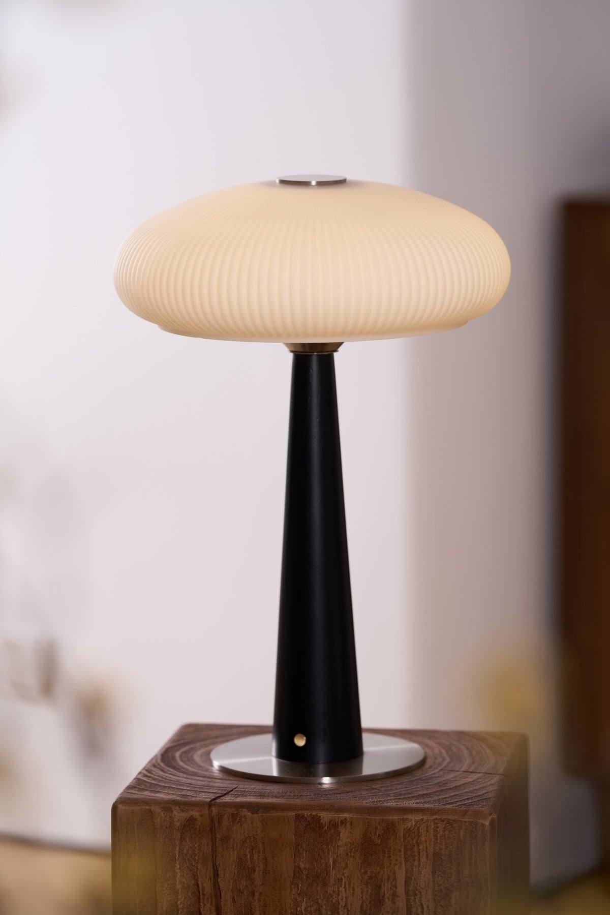 Glow minimalistinen puupöytälamppu