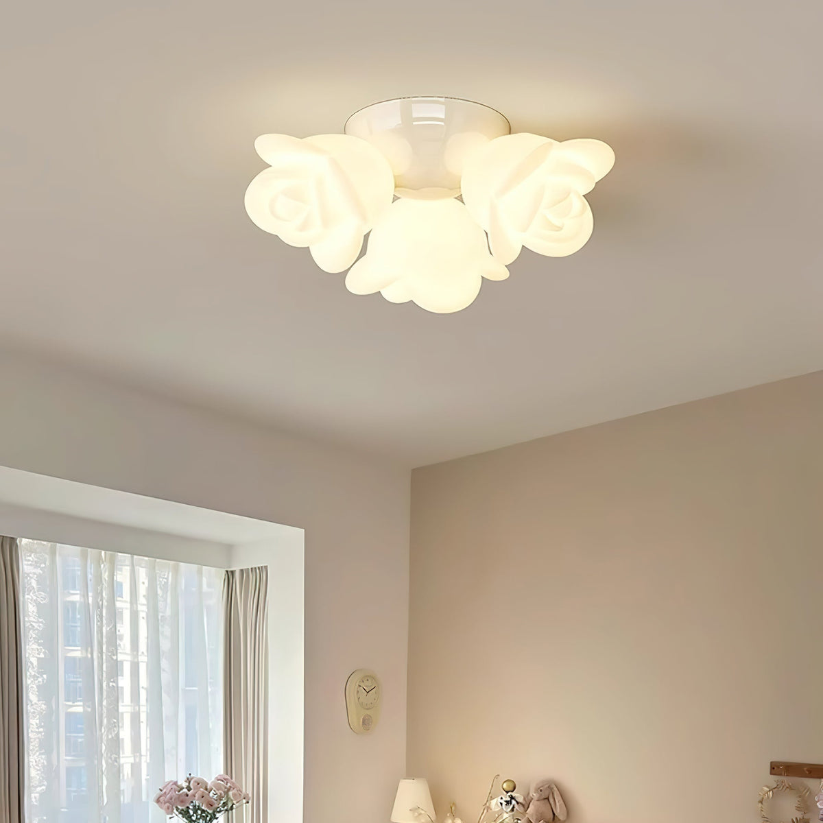 Loftslampe med metalroset og blomsterkunstnerisk accent i PE-rosenform