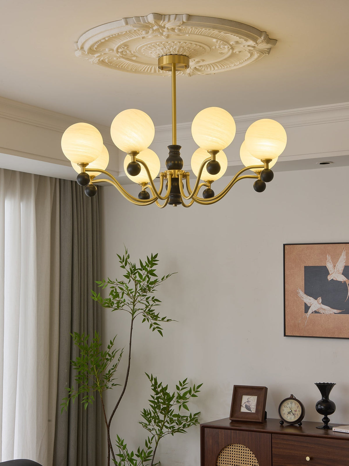 Ershaan elegantti vintage-tyylinen pallomainen messinki- ja puukattokruunu