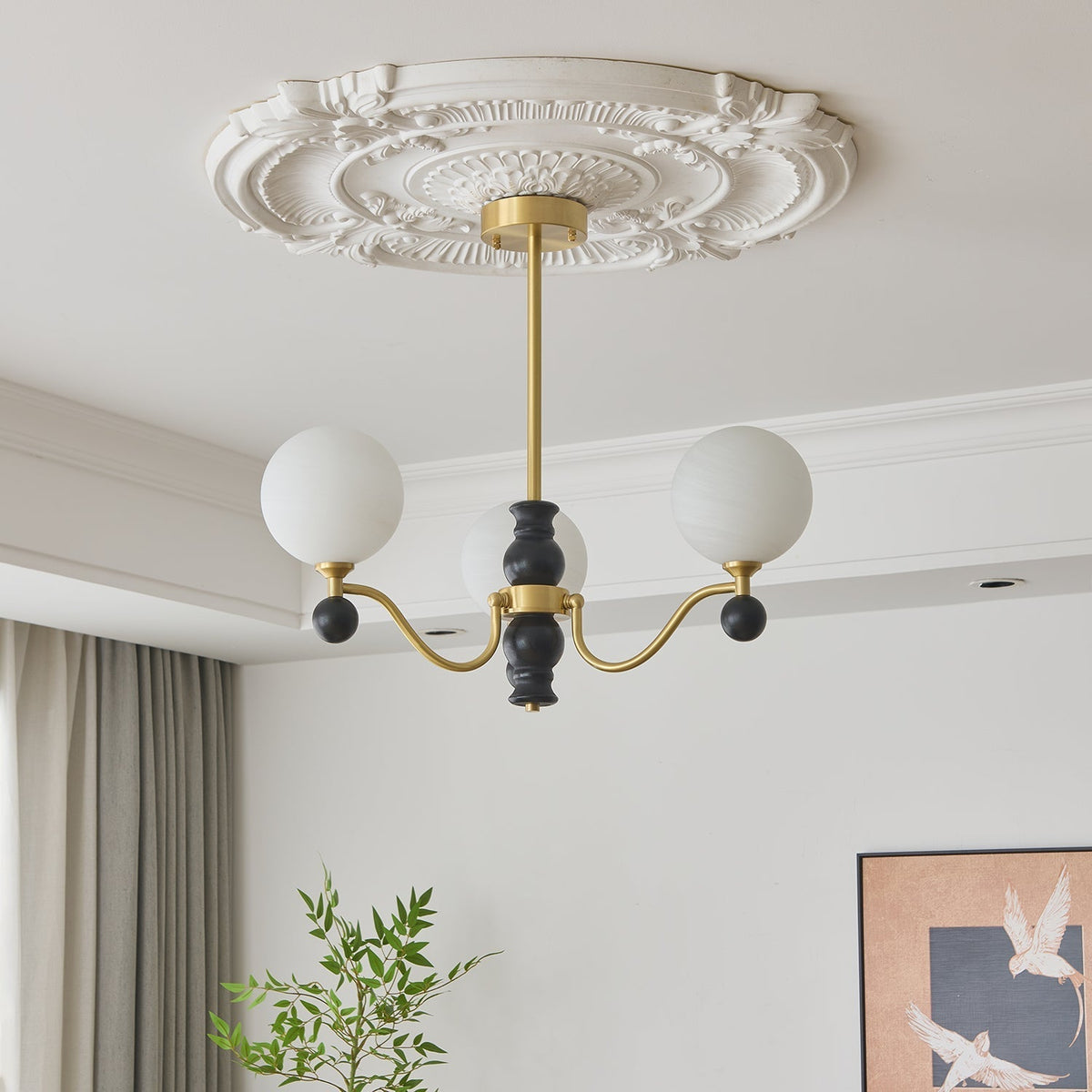 Ershaan elegantti vintage-tyylinen pallomainen messinki- ja puukattokruunu