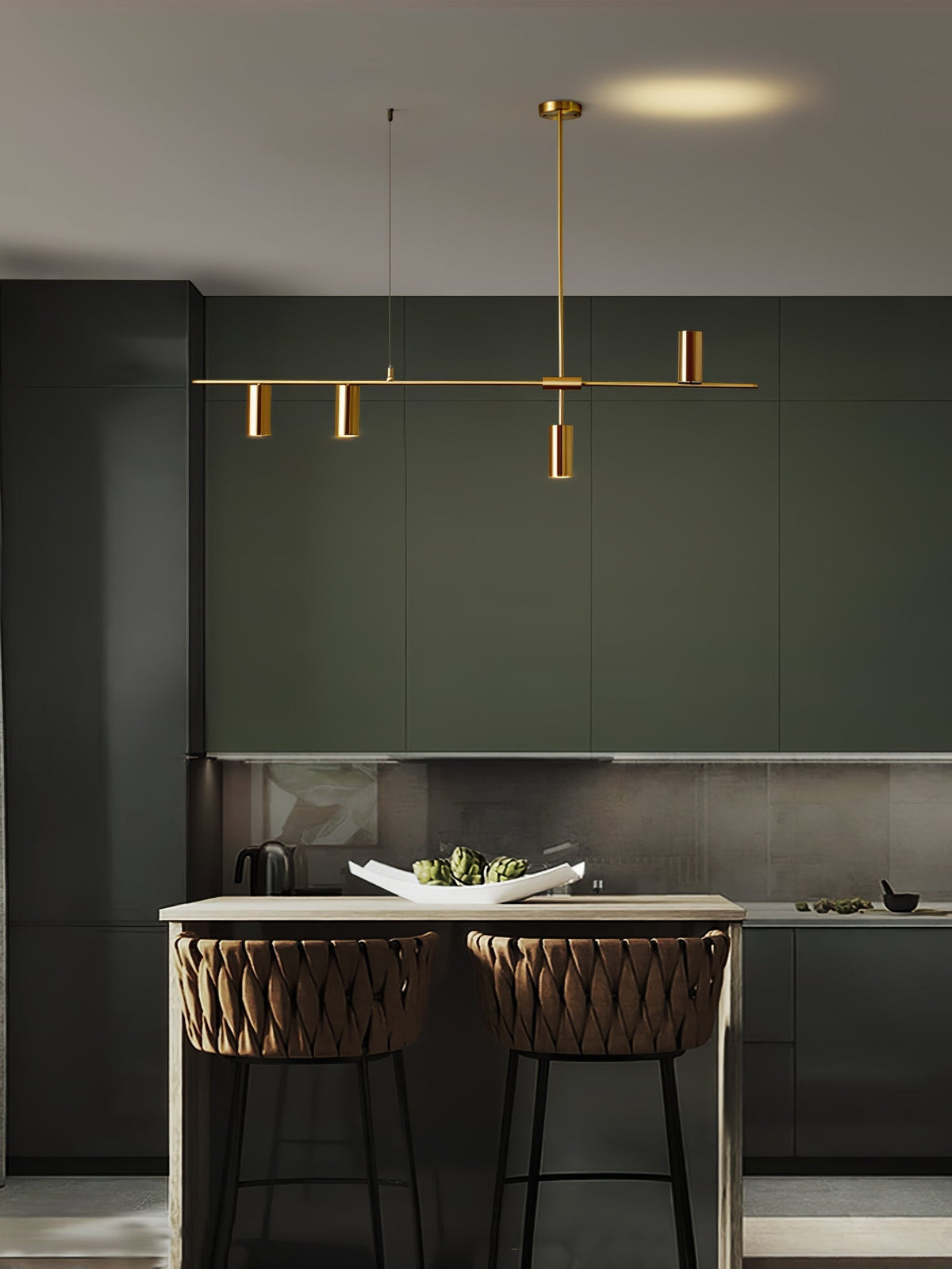Oriarella ljuskrona i mässing med linjär, elegant Cassandra-design