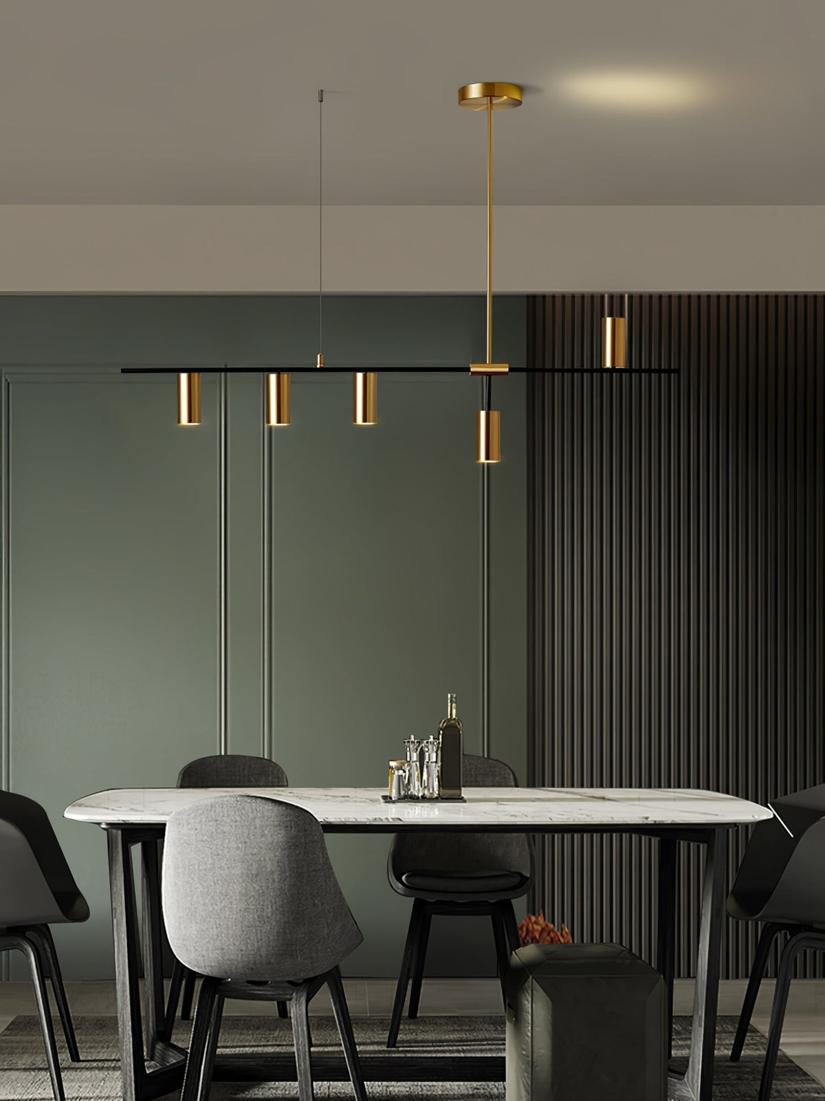 Oriarella ljuskrona i mässing med linjär, elegant Cassandra-design