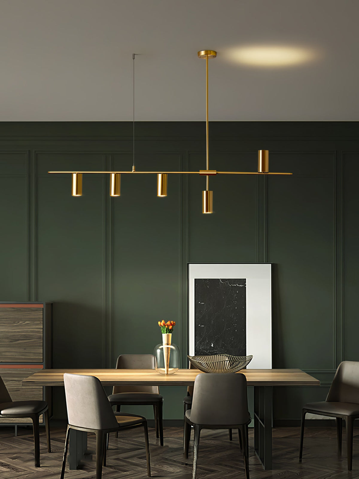 Oriarella ljuskrona i mässing med linjär, elegant Cassandra-design