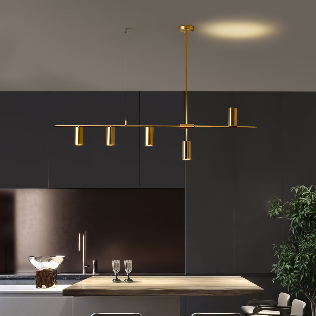 Oriarella ljuskrona i mässing med linjär, elegant Cassandra-design