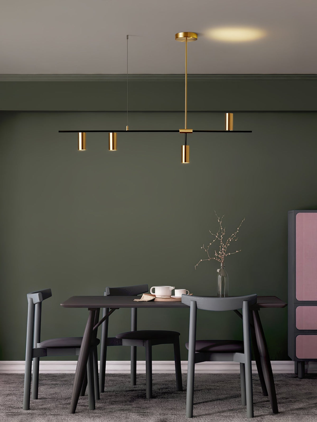Oriarella ljuskrona i mässing med linjär, elegant Cassandra-design