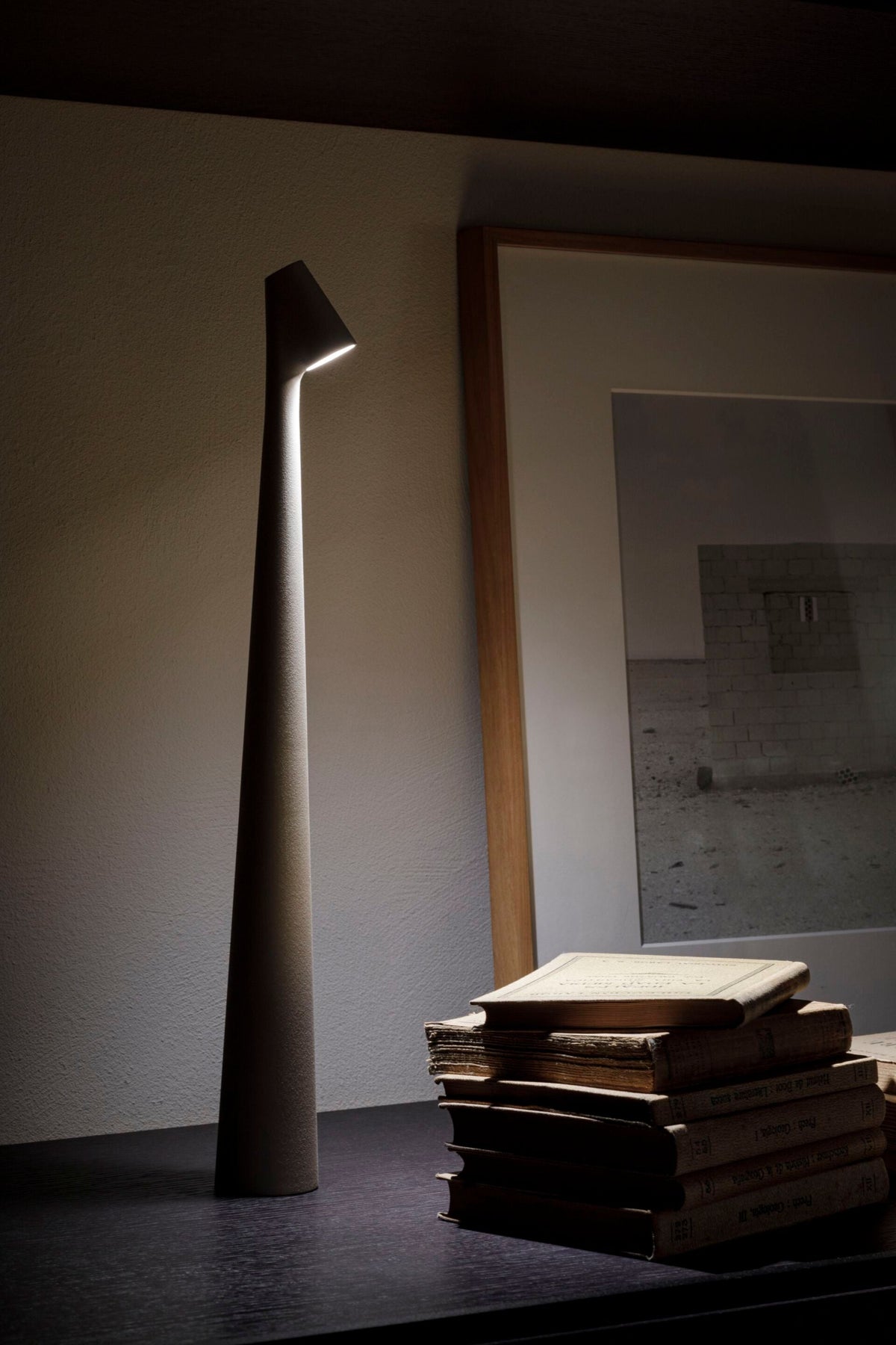 Candeeiro de mesa Nirerora minimalista em acrílico