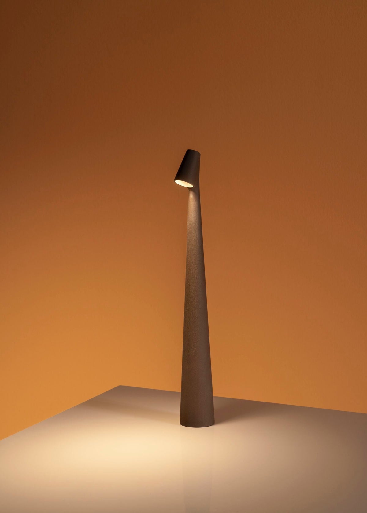 Candeeiro de mesa Nirerora minimalista em acrílico