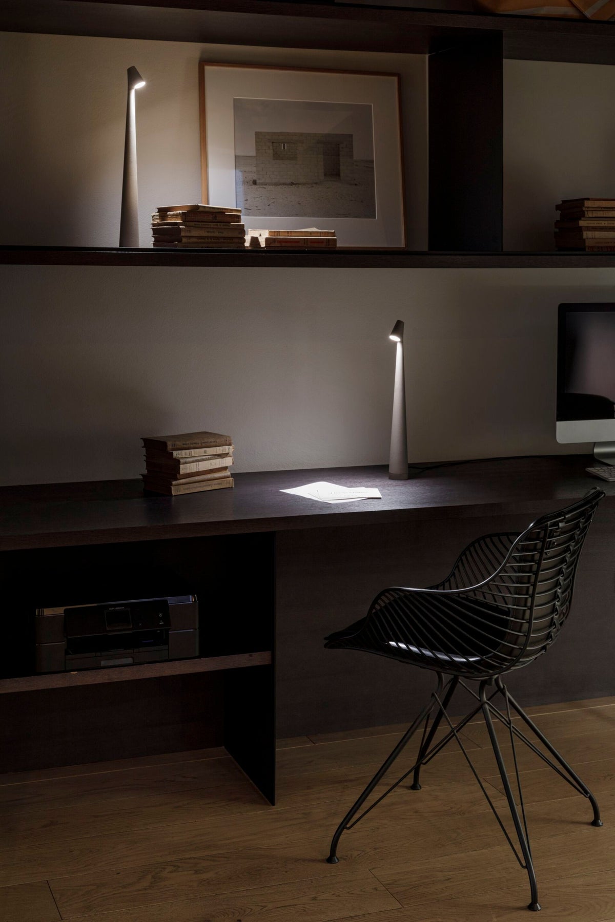 Candeeiro de mesa Nirerora minimalista em acrílico