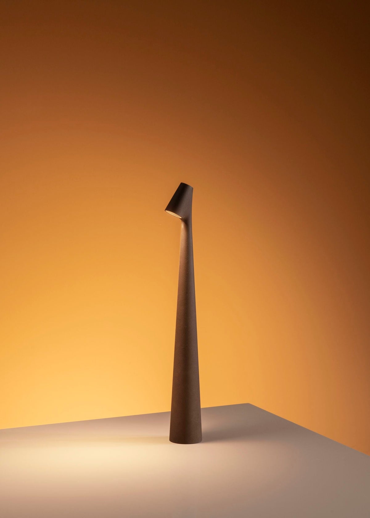 Candeeiro de mesa Nirerora minimalista em acrílico