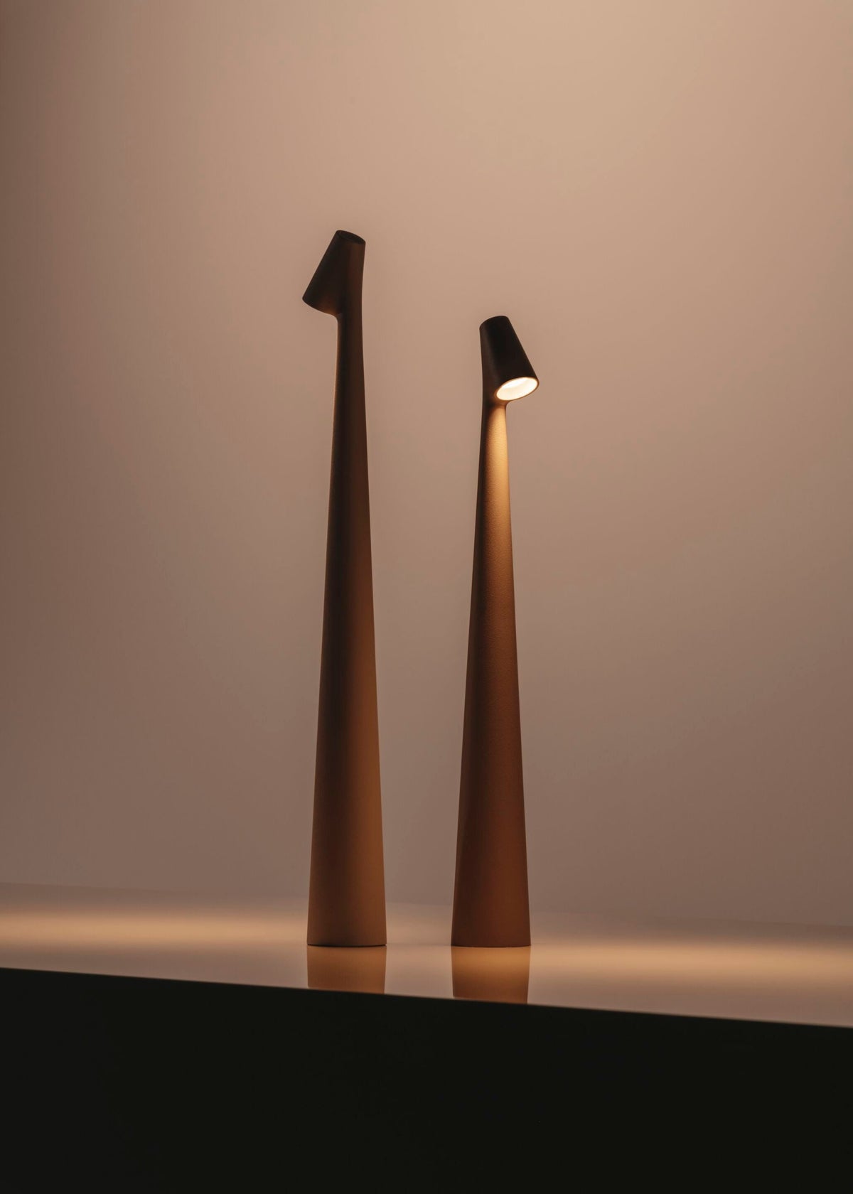 Candeeiro de mesa Nirerora minimalista em acrílico