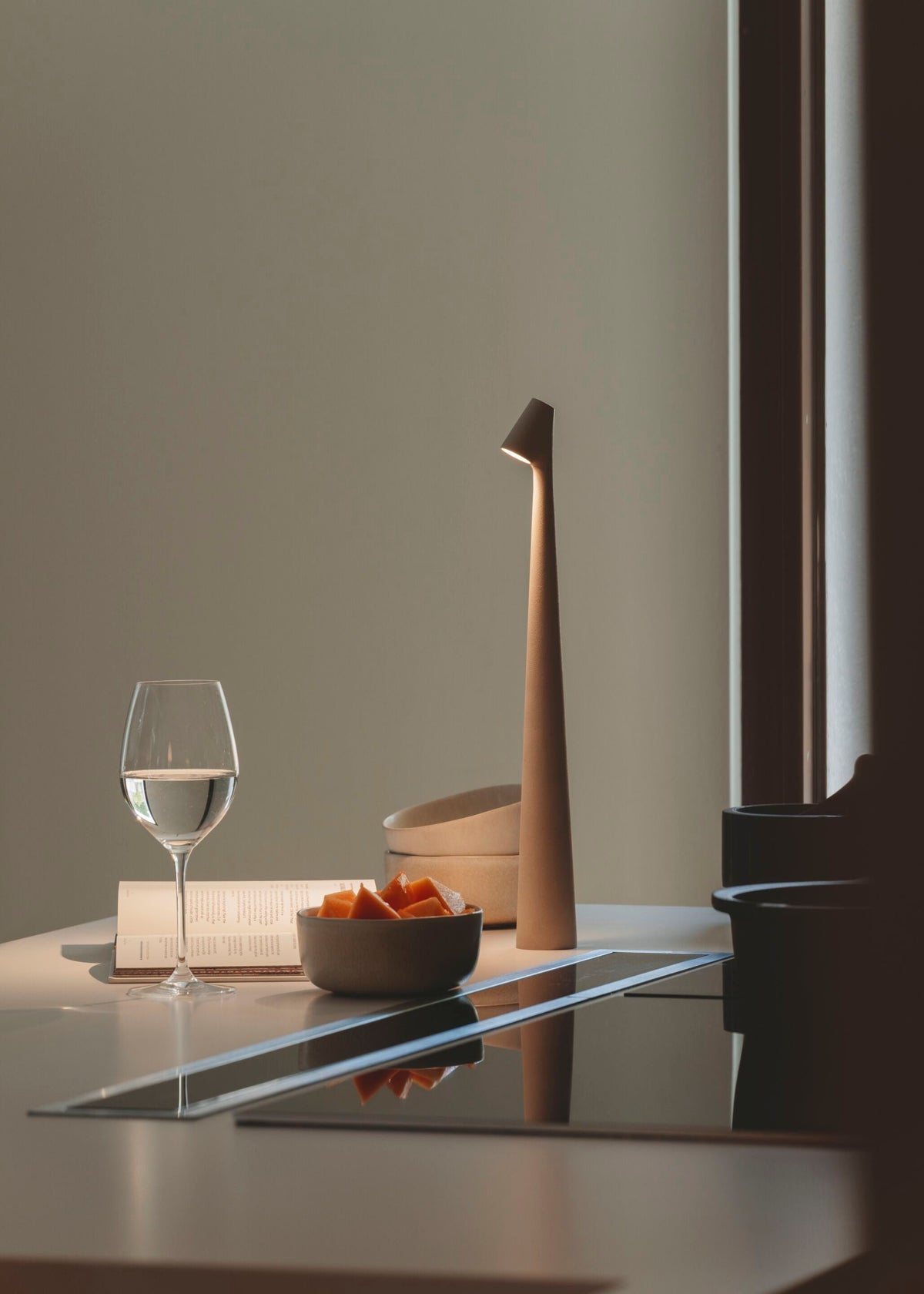Candeeiro de mesa Nirerora minimalista em acrílico