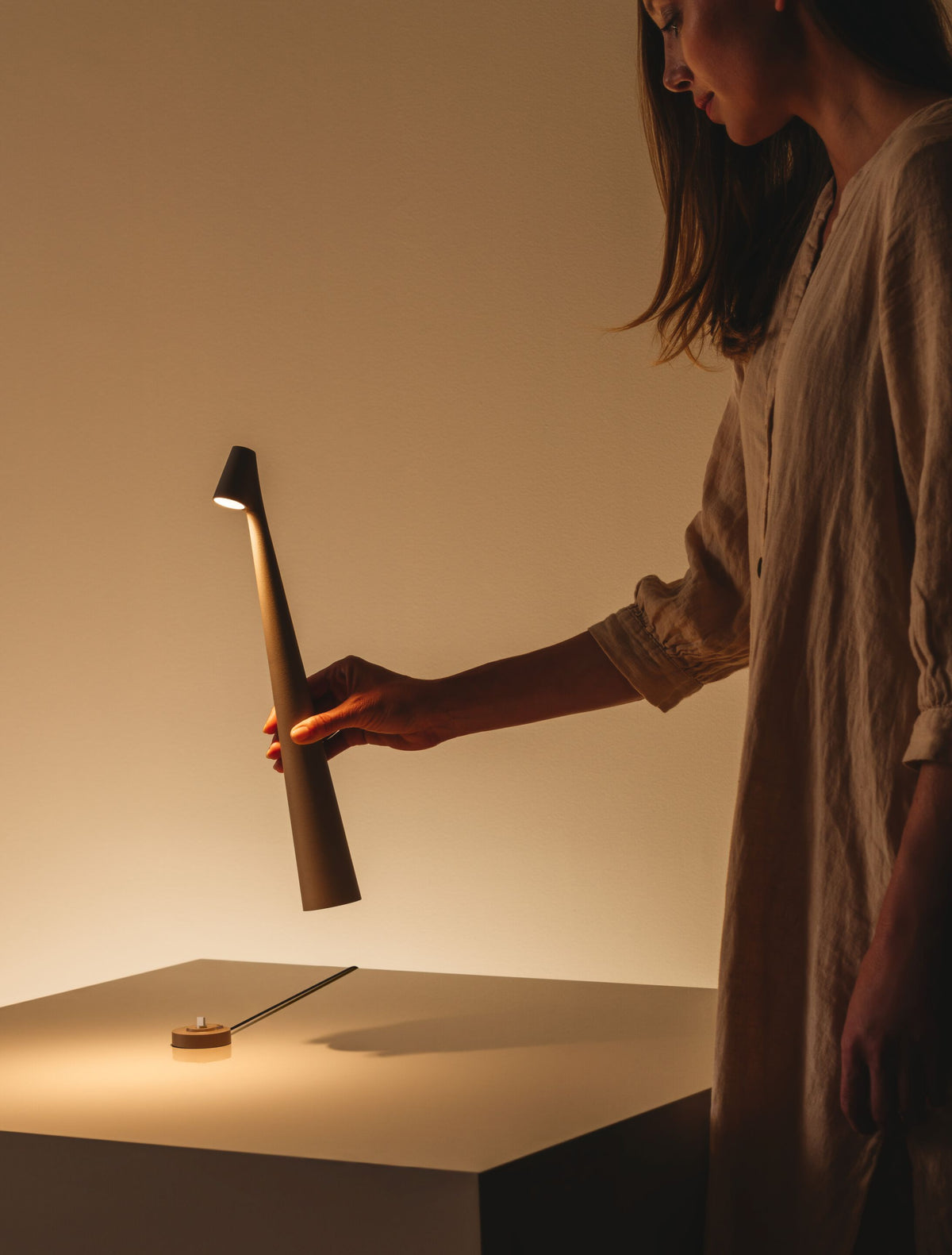 Candeeiro de mesa Nirerora minimalista em acrílico