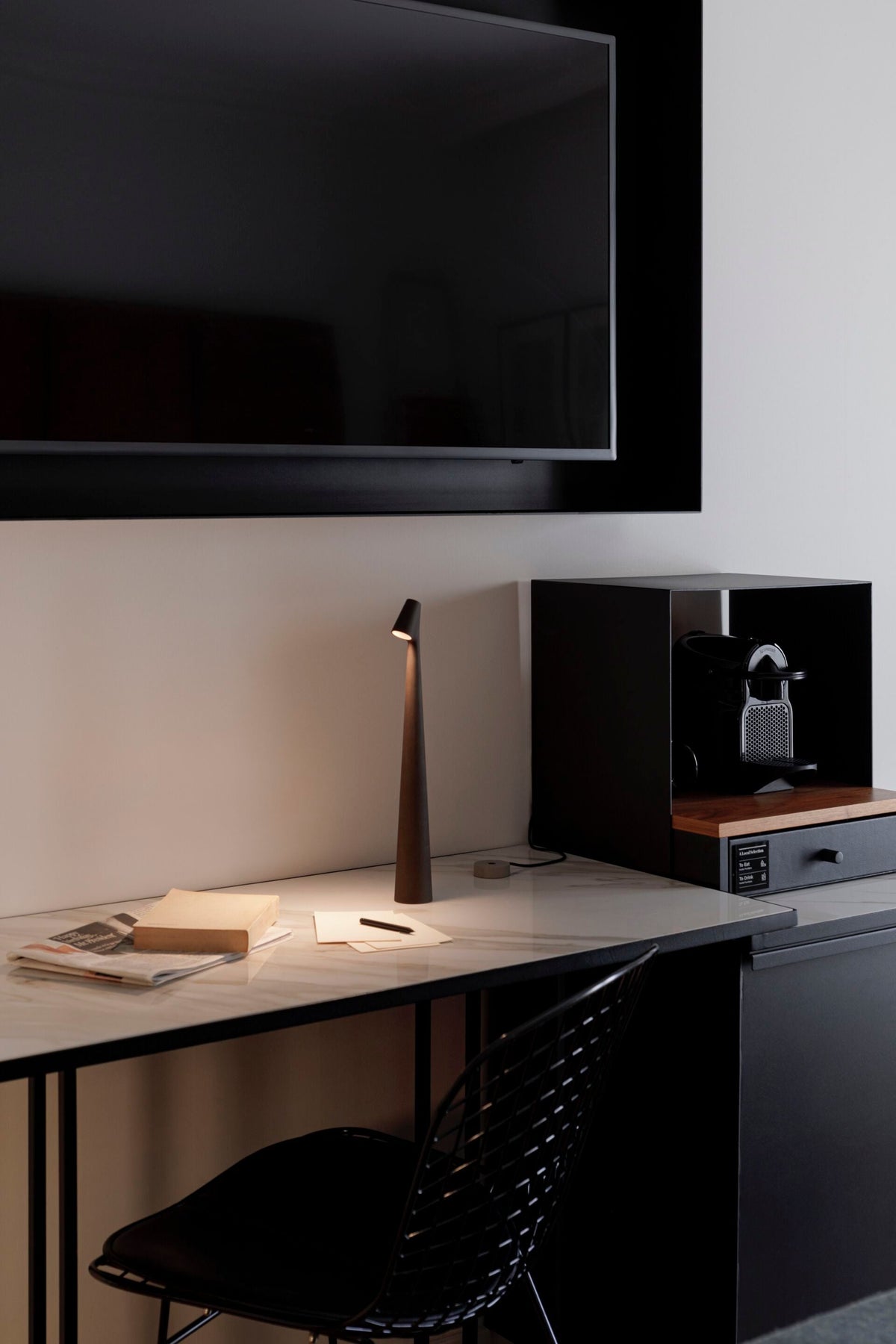 Candeeiro de mesa Nirerora minimalista em acrílico