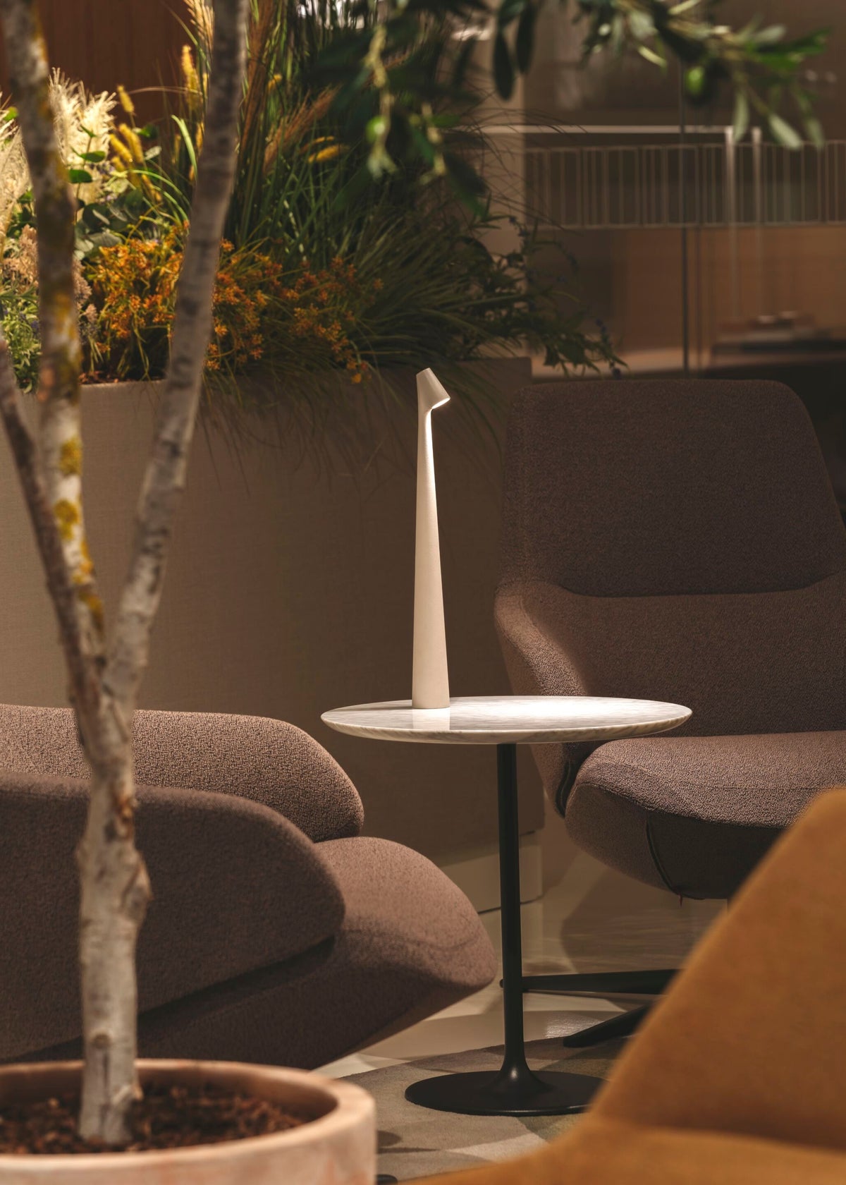 Candeeiro de mesa Nirerora minimalista em acrílico