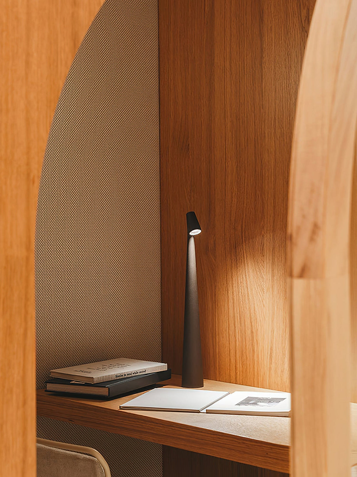 Candeeiro de mesa Nirerora minimalista em acrílico