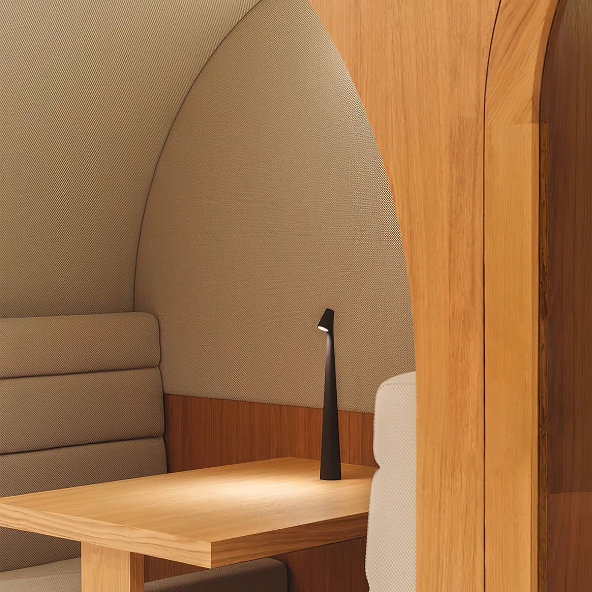 Candeeiro de mesa Nirerora minimalista em acrílico