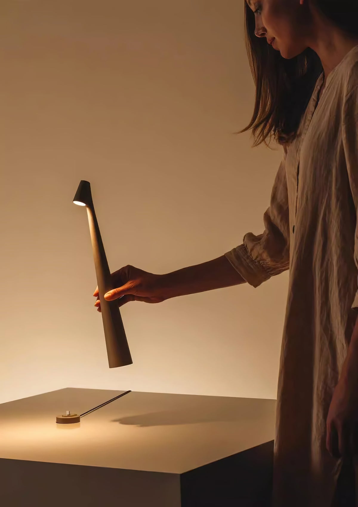 Candeeiro de mesa Nirerora minimalista em acrílico