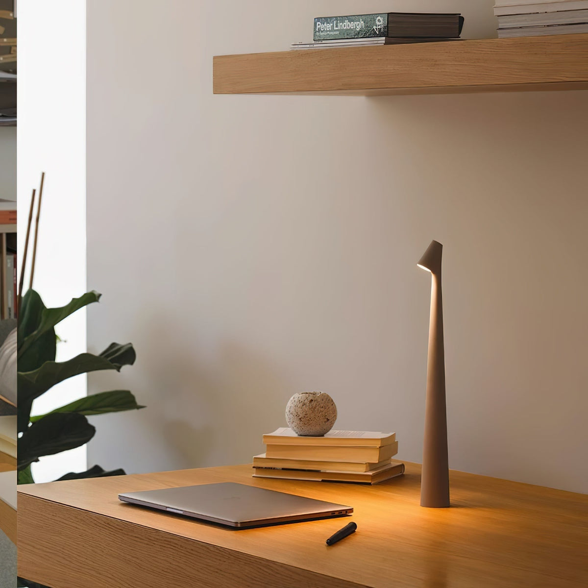 Candeeiro de mesa Nirerora minimalista em acrílico