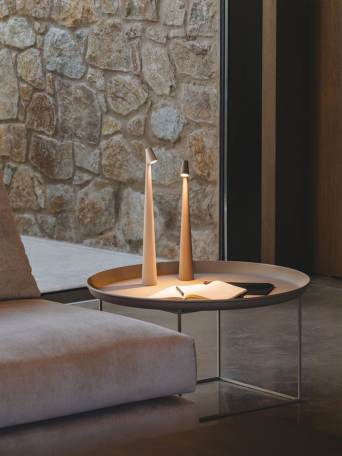 Candeeiro de mesa Nirerora minimalista em acrílico