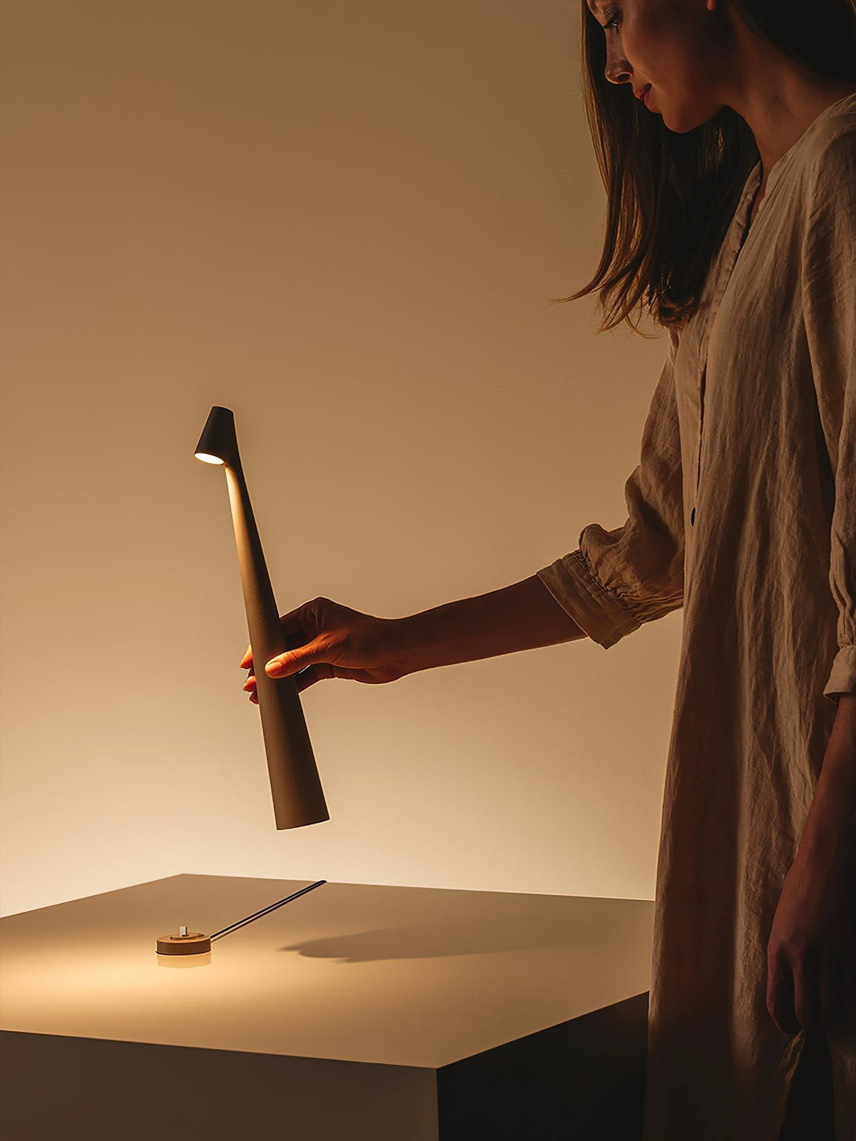 Candeeiro de mesa Nirerora minimalista em acrílico
