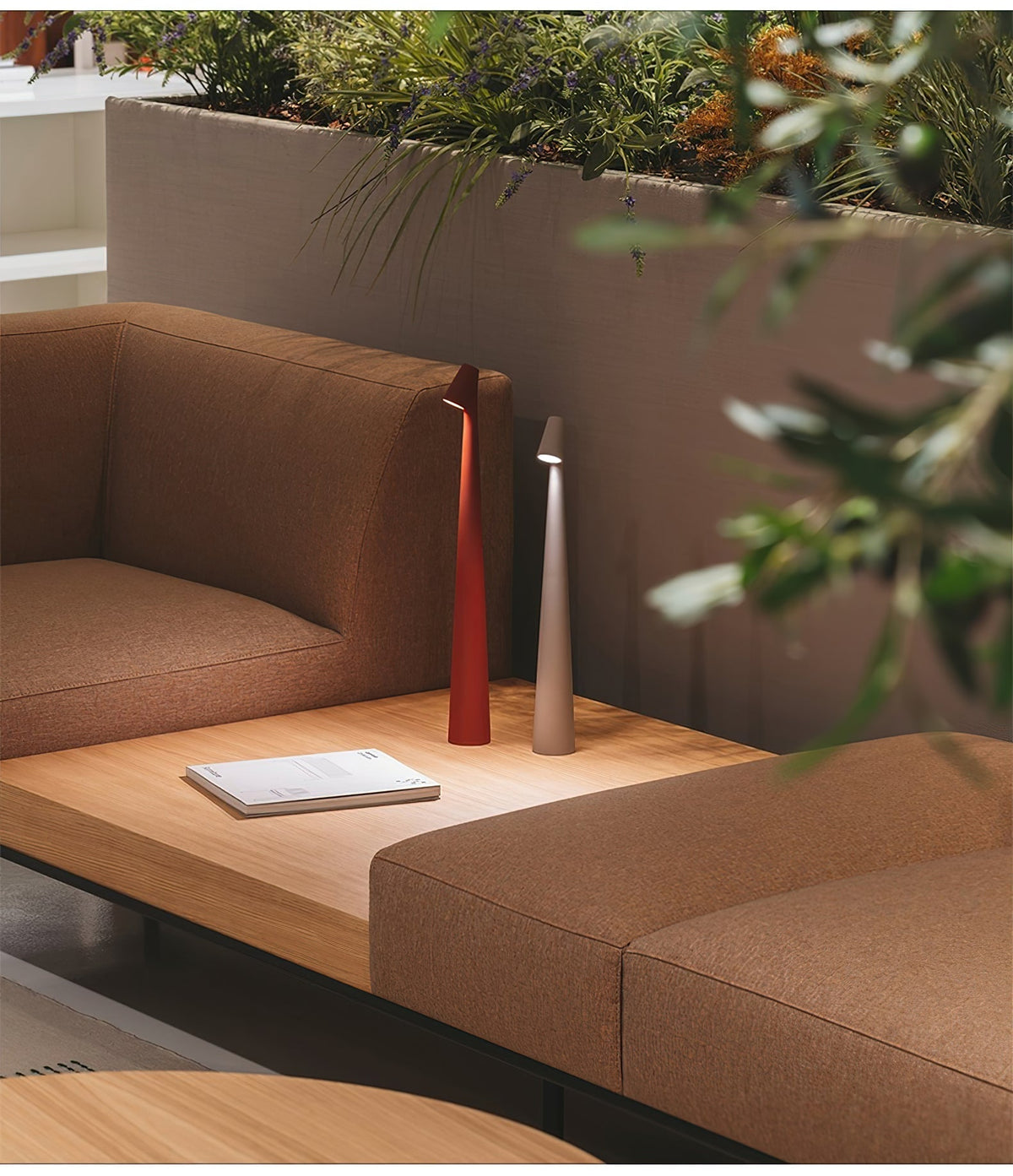 Candeeiro de mesa Nirerora minimalista em acrílico