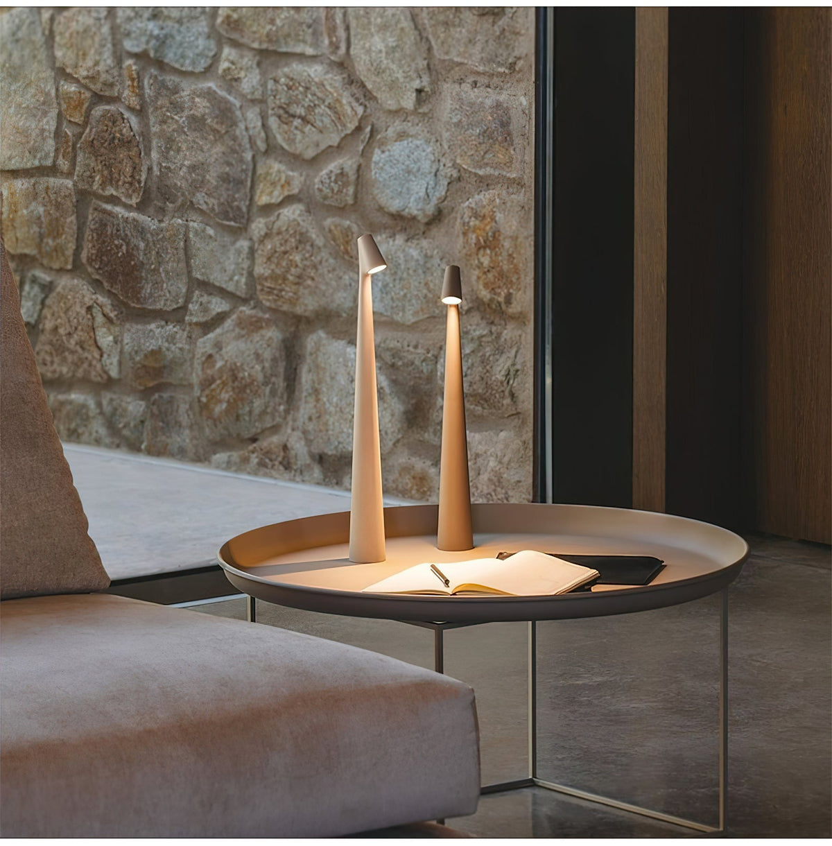 Candeeiro de mesa Nirerora minimalista em acrílico