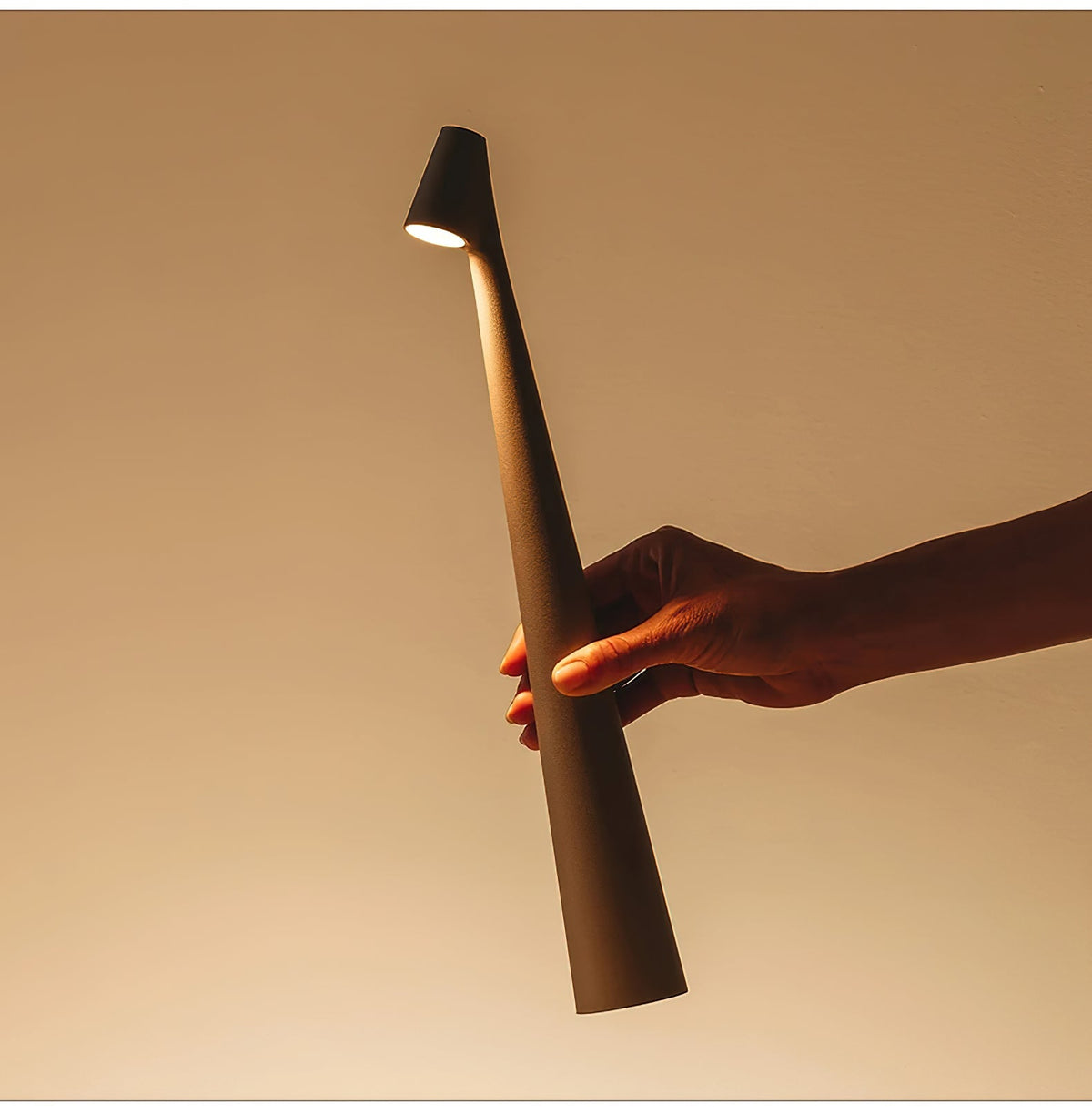 Candeeiro de mesa Nirerora minimalista em acrílico