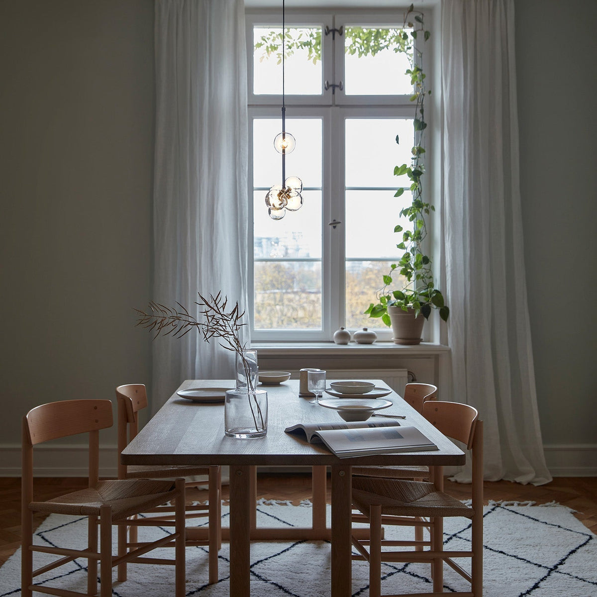 Moss lineær lysekrone i glas med sort stål